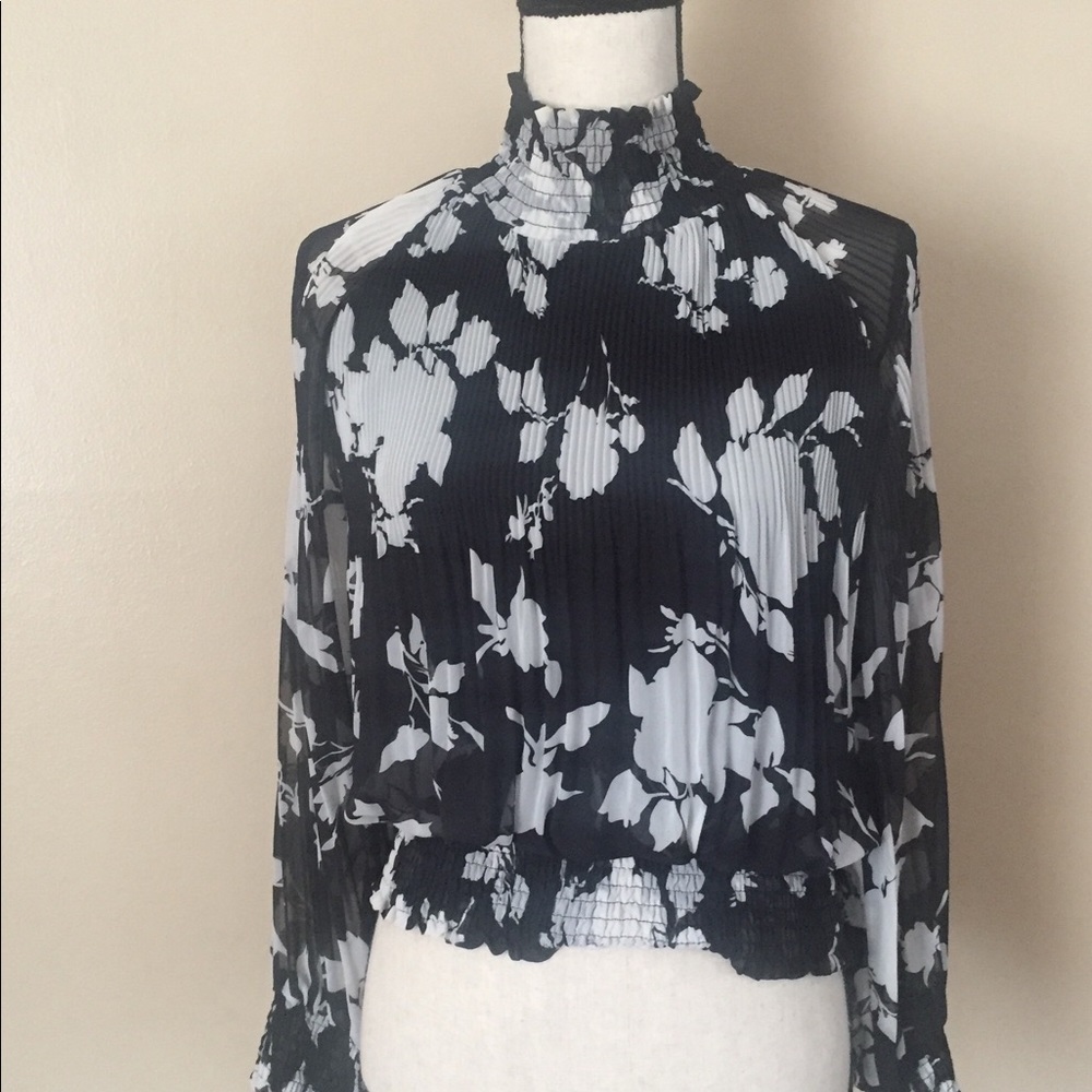 Gracia Black & White Floral Top.  Small